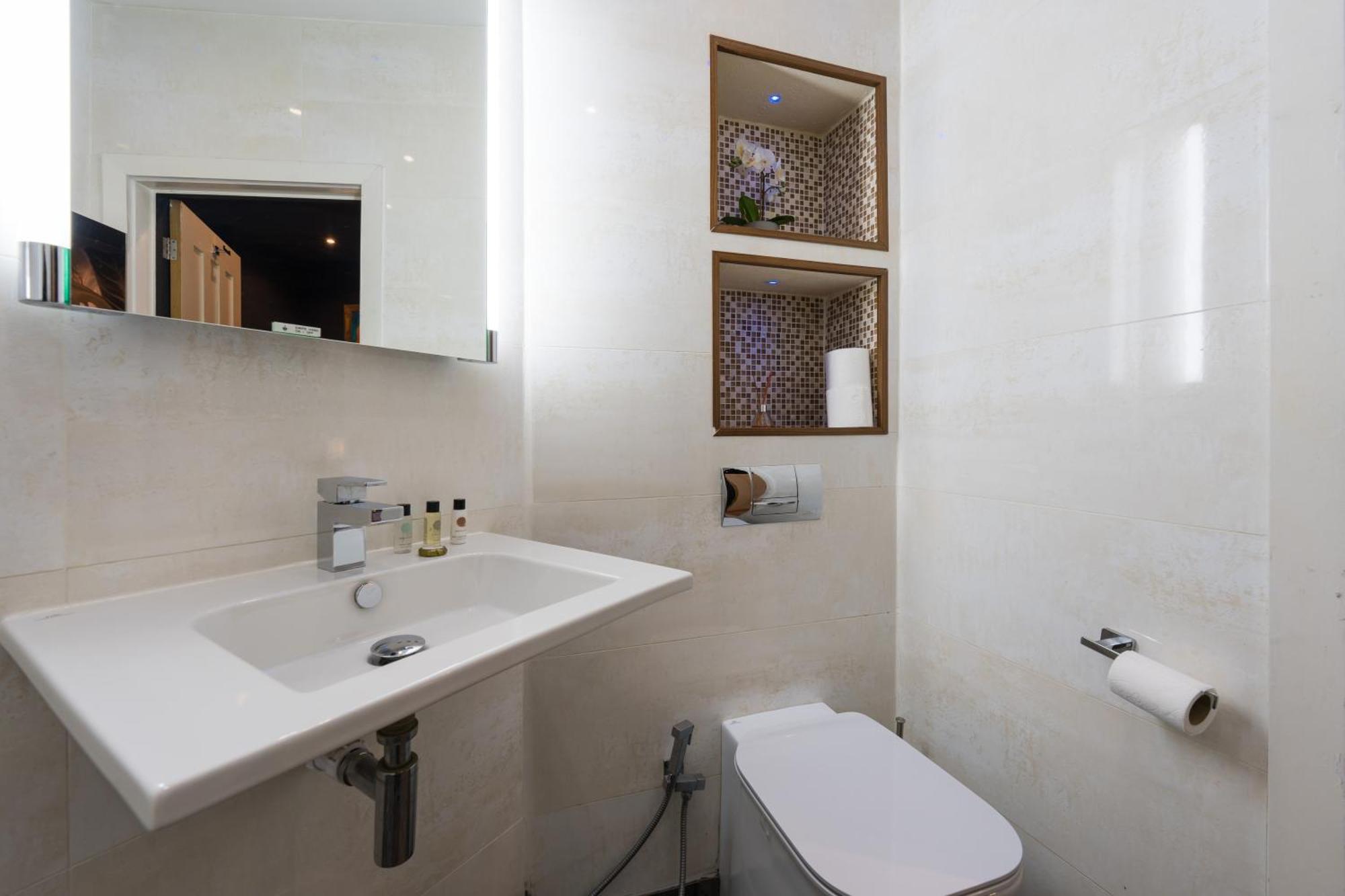 City Retreat, Spacious 4 Bed House, Games Room, Parking, Hot Tub & Bbq Cardiff Esterno foto
