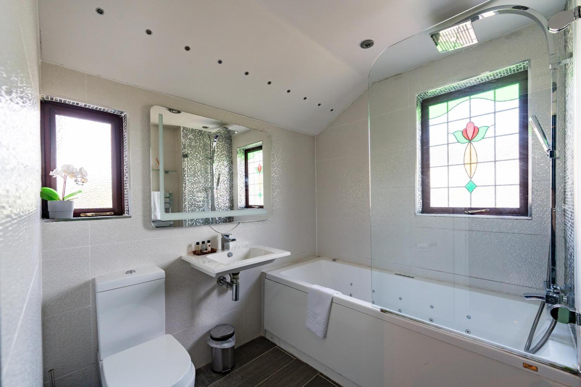 City Retreat, Spacious 4 Bed House, Games Room, Parking, Hot Tub & Bbq Cardiff Esterno foto