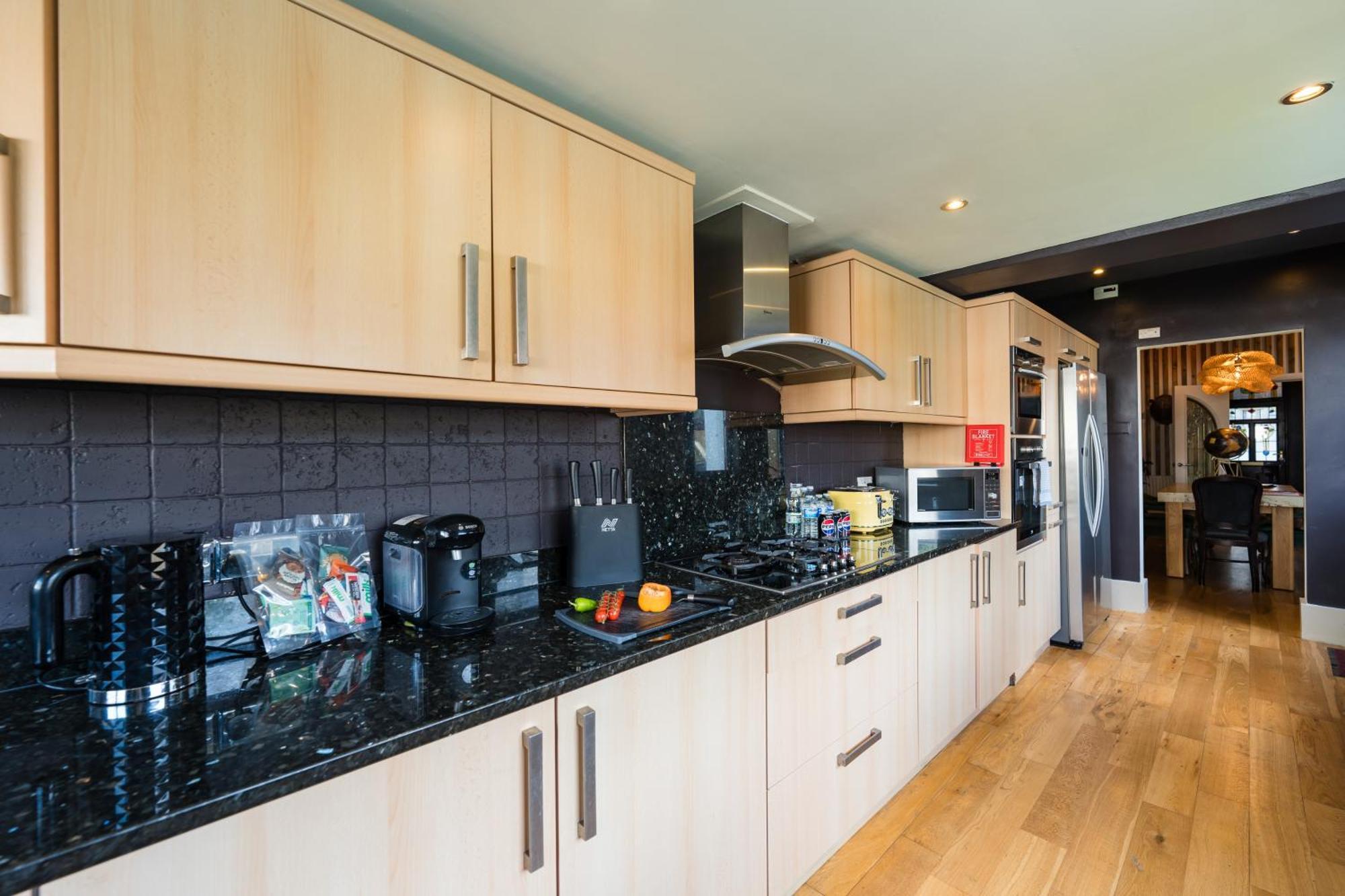 City Retreat, Spacious 4 Bed House, Games Room, Parking, Hot Tub & Bbq Cardiff Esterno foto