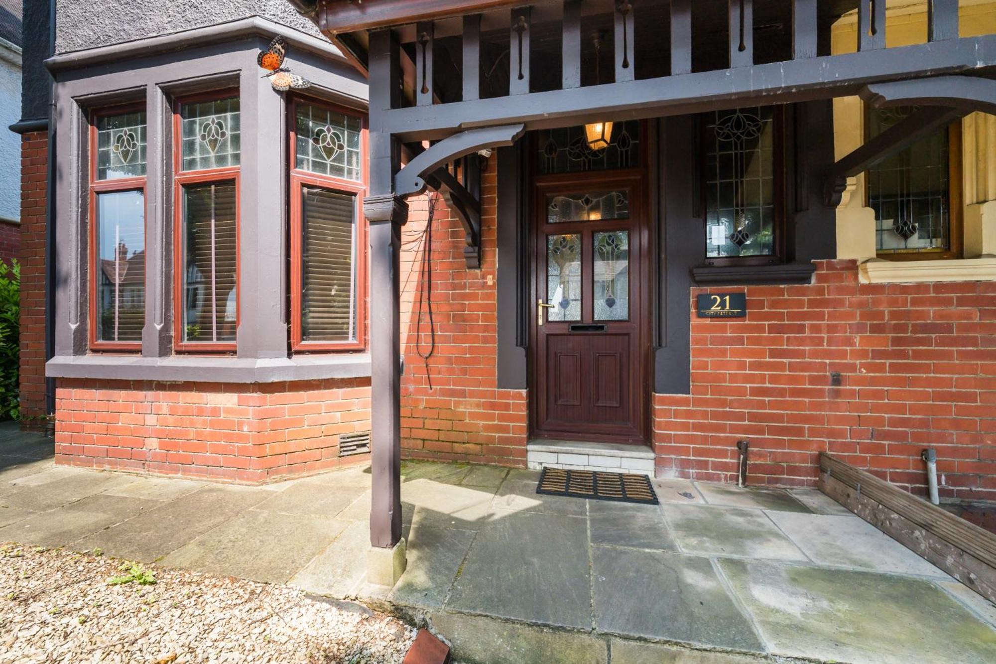 City Retreat, Spacious 4 Bed House, Games Room, Parking, Hot Tub & Bbq Cardiff Esterno foto