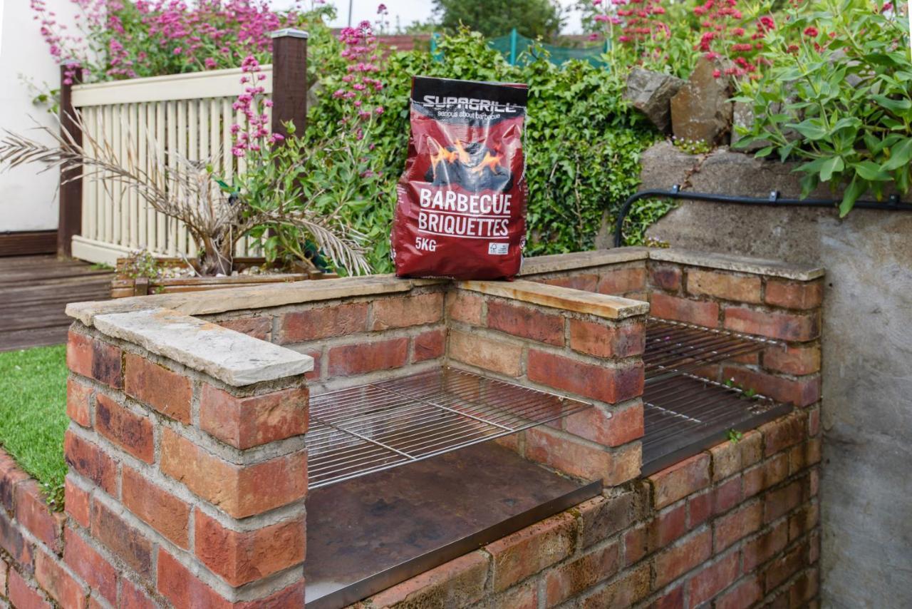 City Retreat, Spacious 4 Bed House, Games Room, Parking, Hot Tub & Bbq Cardiff Esterno foto